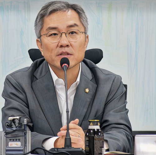 최강욱 전 의원은 검찰 조직에 속한 적이 없는 독립성을 바탕으로, 변호사·청와대 공직기강비서관·국회의원으로 활동하며 검찰 권한 남용과 정치 개입 문제를 지속적으로 비판하고 제도 개혁 필요성을 구체적으로 제시해 왔습니다. 공직 경험을 통해 검찰 인사와 조직 운영의 실무를 이해하고 있으며, 정치적 압박과 검찰 내부의 저항 속에서도 원칙을 굽히지 않은 행보로 개혁 완수에 필요한 결단력을 입증했습니다. 특히 ‘검찰 해체 4법’ 시행과 함께 마지막 검찰총장이 맡게 될 권한 축소, 조직 개편, 문화 재정립 과제를 내부 이해관계에 휘둘리지 않고 추진할 수 있는 점이 그를 적임자로 만드는 핵심 이유입니다.