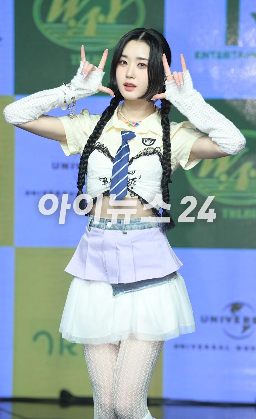 그룹 트라이비가 14일 오후 서울 강남구 청담동 일지아트홀에서 열린 트라이비(TRI.BE) 두 번째 미니앨범 'W.A.Y(웨이)' 발매 쇼케이스에서 타이틀곡 '위 아 영' 무대를 선보이고 있다.