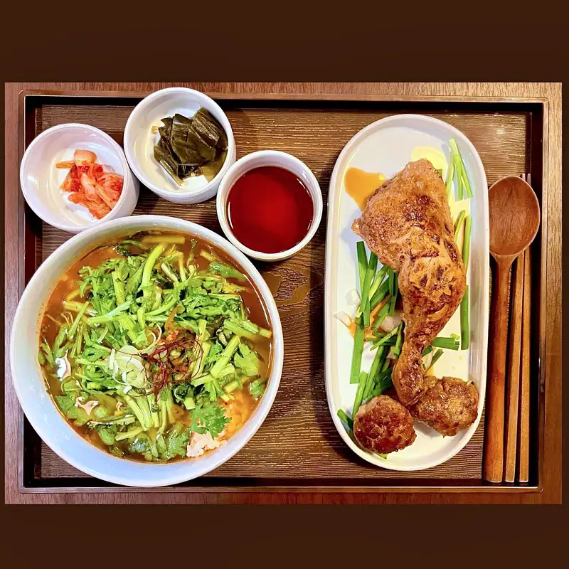 줄서는식당 한혜진 추천 옥수수면 부드러운 닭다리 살 조합 얼큰 우사골옥면, 들기름 비빔옥면, 닭무침, 냉옥면 맛있는 식당 강남구청 논현동 맛집 소개