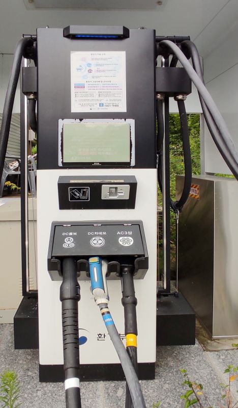 전기차 충전기 확대 사진