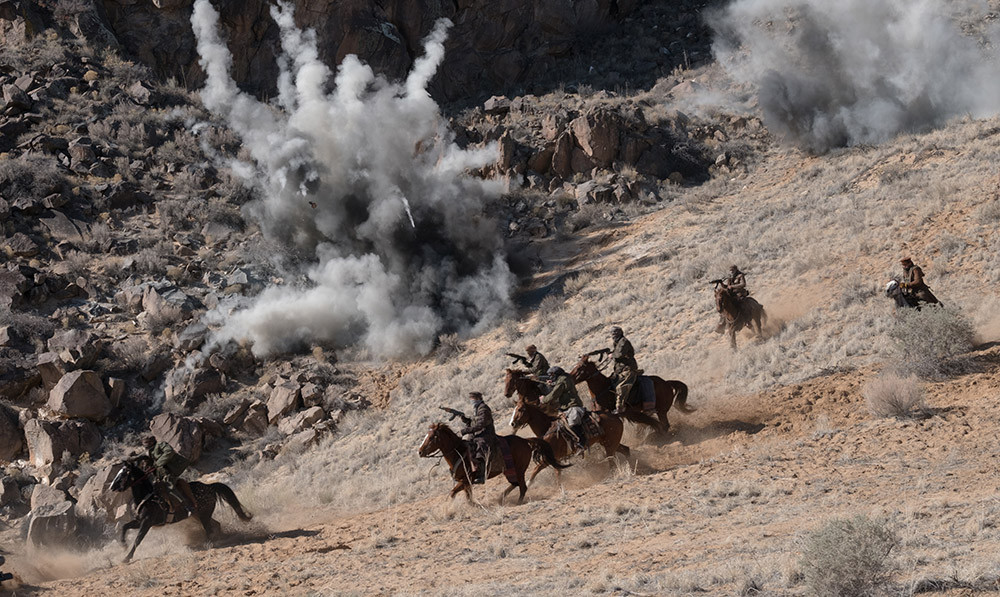 영화-12솔져스-스틸컷-말을-탄-군인들