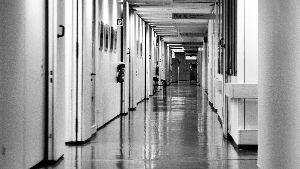 수술을 기다리며 조용히 앉아 있는 병원 내부 모습