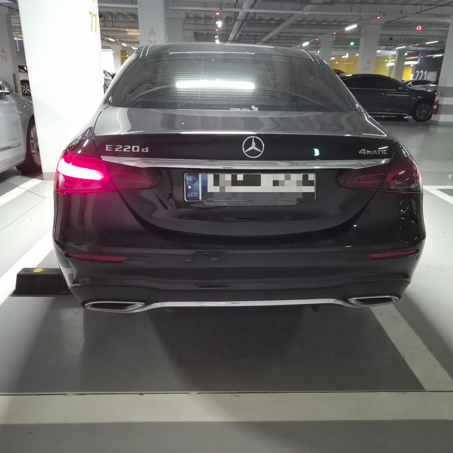 좌측 후미등이 점등된 벤츠 차량 모습