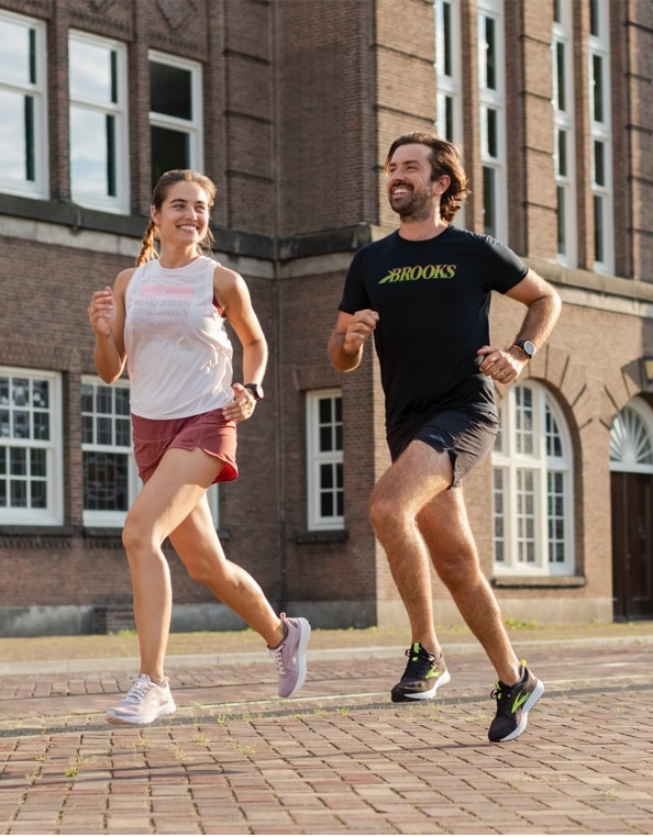 브룩스 러닝화를 신은 러너들