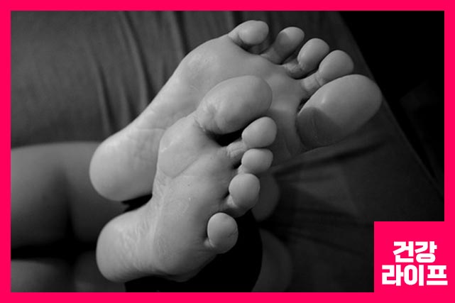 집에서 족저 근막염 완화하는 방법 6가지