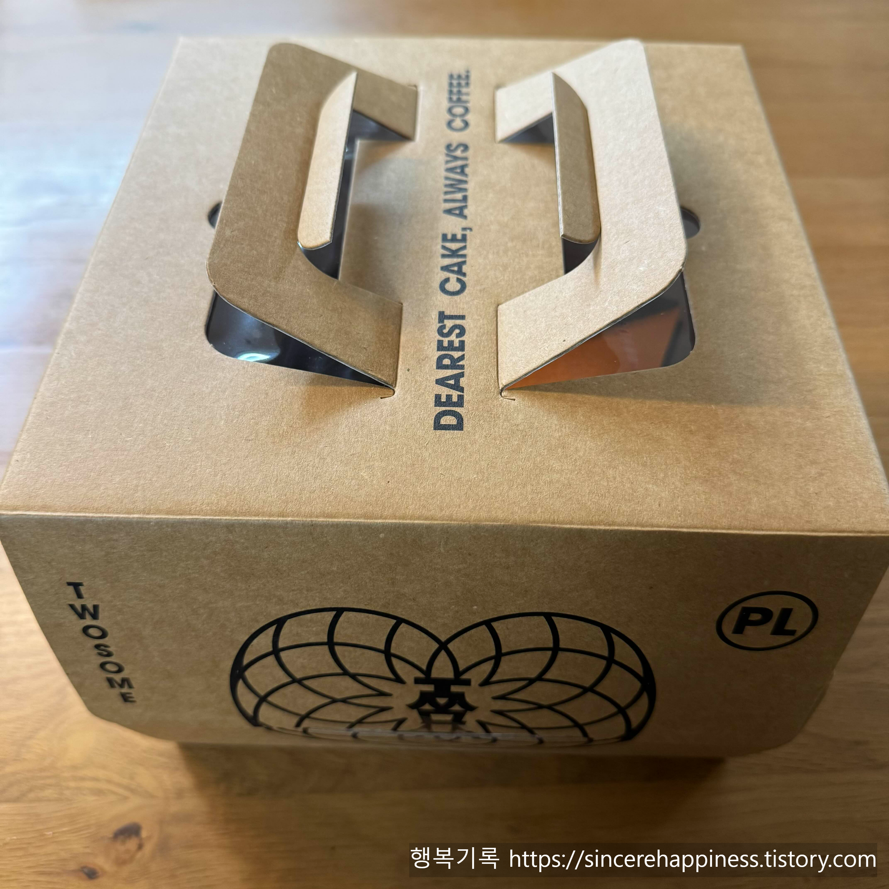 투썸플레이스 마카다미아 가나슈 홀케이크 크래프트지 포장 박스와 손잡이