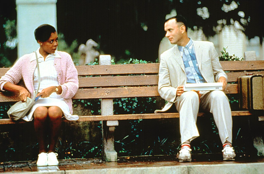 포레스트검프가 초콜렛을 들고 벤치에 앉아 옆자리 사람에게 설명하는 장면