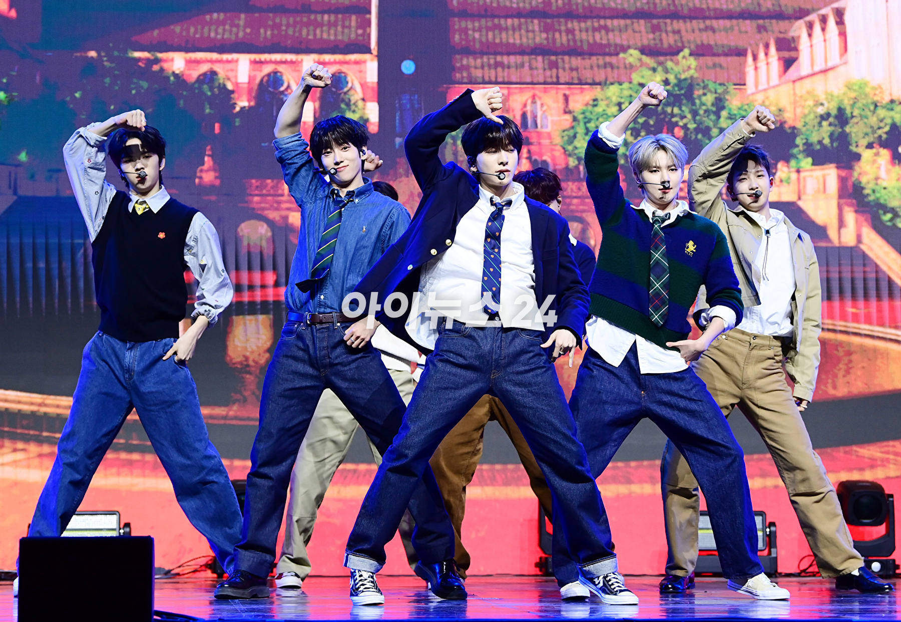 그룹 앰퍼샌드원이 15일 서울 용산구 한남동 블루스퀘어 마스터카드홀에서 열린 앰퍼샌드원(AMPERS&ONE) 데뷔 싱글 앨범 'AMPERSAND ONE' 발매 기념 프레스 쇼케이스에서 포즈를 취하고 있다. [사진=정소희 기자]