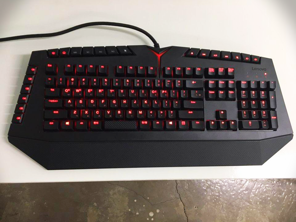 레노버 Y 게이밍 기계식 키보드 레드 LED 백라이트 점등 모습
