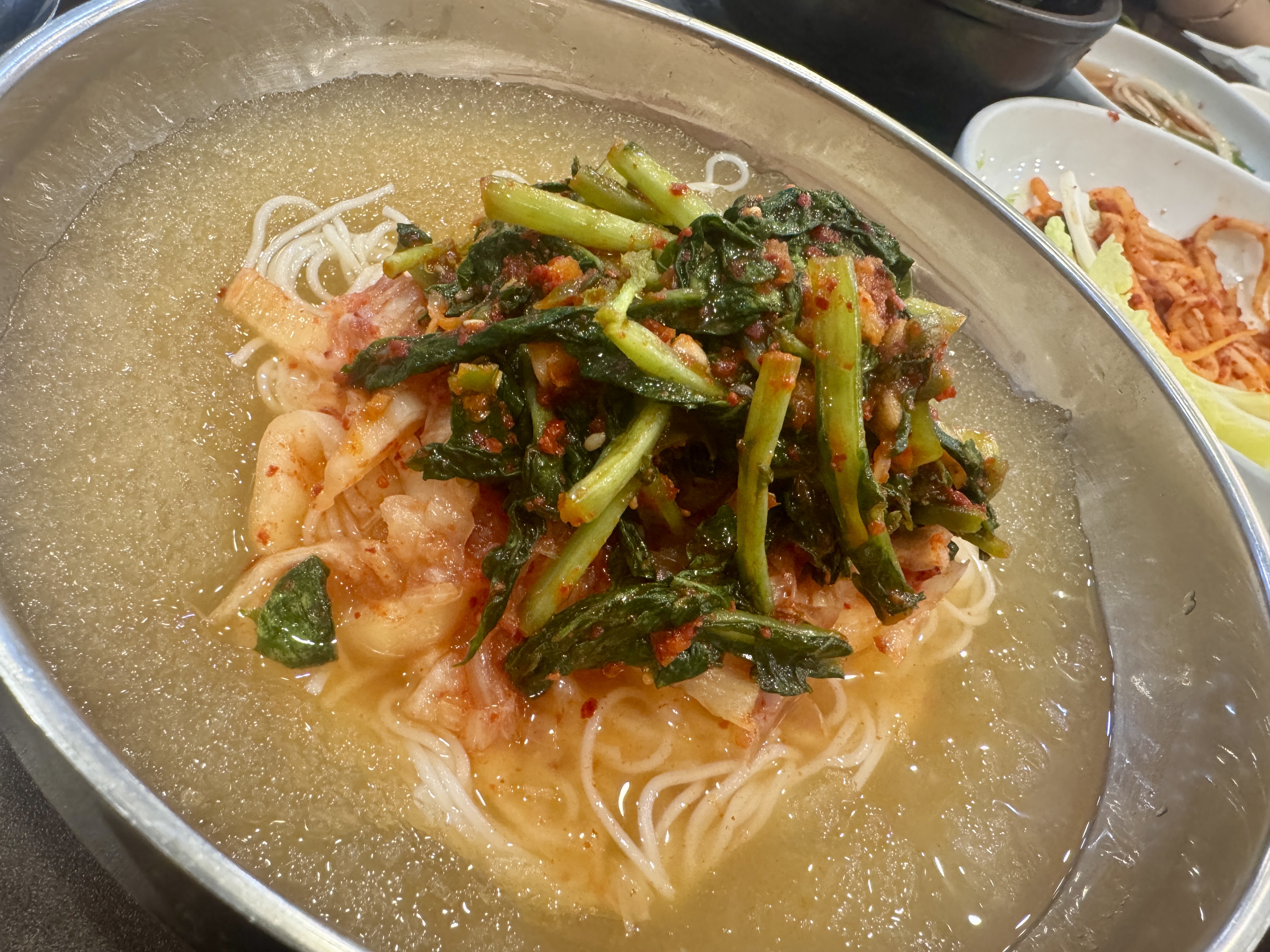 시원한 육수에 열무김치가 듬뿍 올라간 열무냉국수. 얇은 소면 위에 알싸한 열무김치가 어우러져 고기 먹고 난 뒤 입안을 개운하게 씻어주는 역할을 하는 메뉴