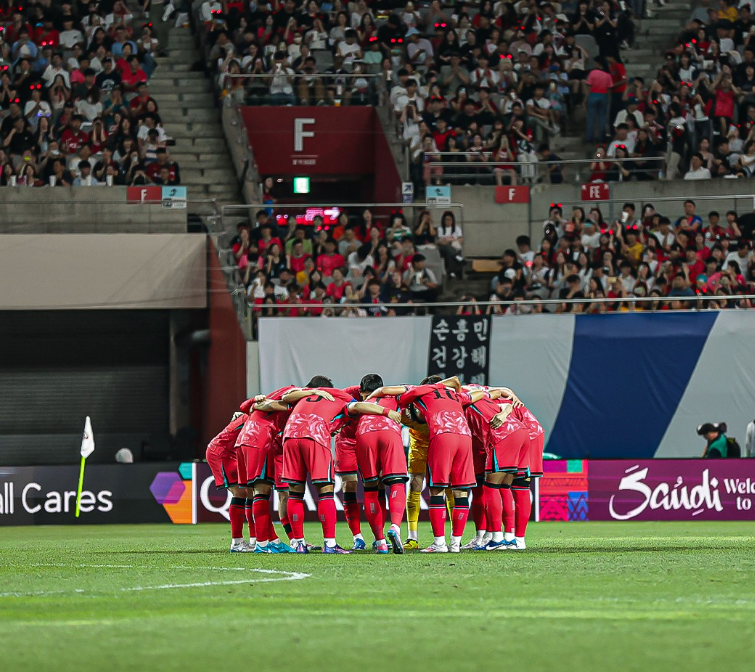 오만전 무료 중계 보기와 관련하여 경기를 앞두고 다같이 모여 결의를 다지고 있는 국가대표 선수들