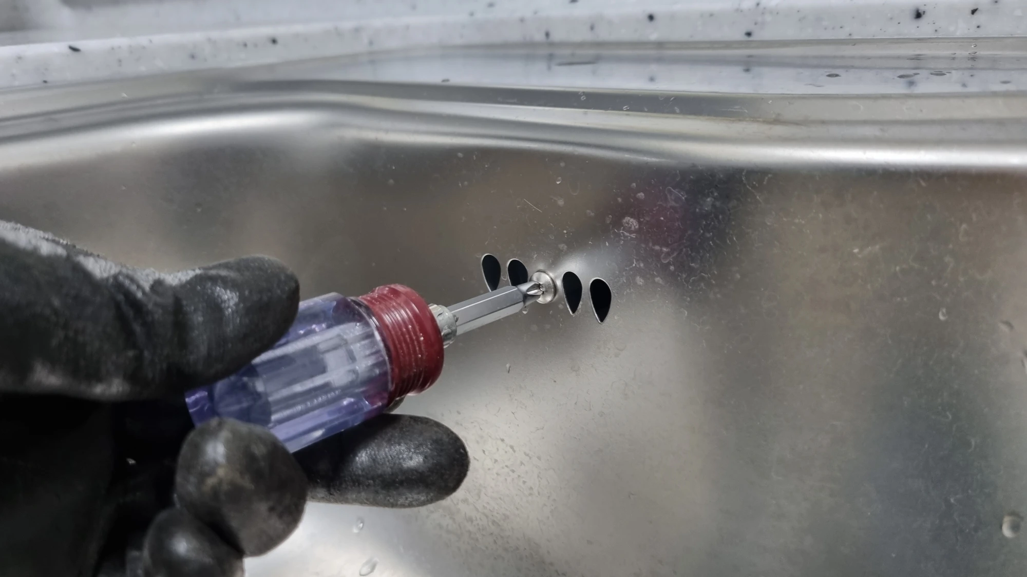 옆면 배관 떼는 모습