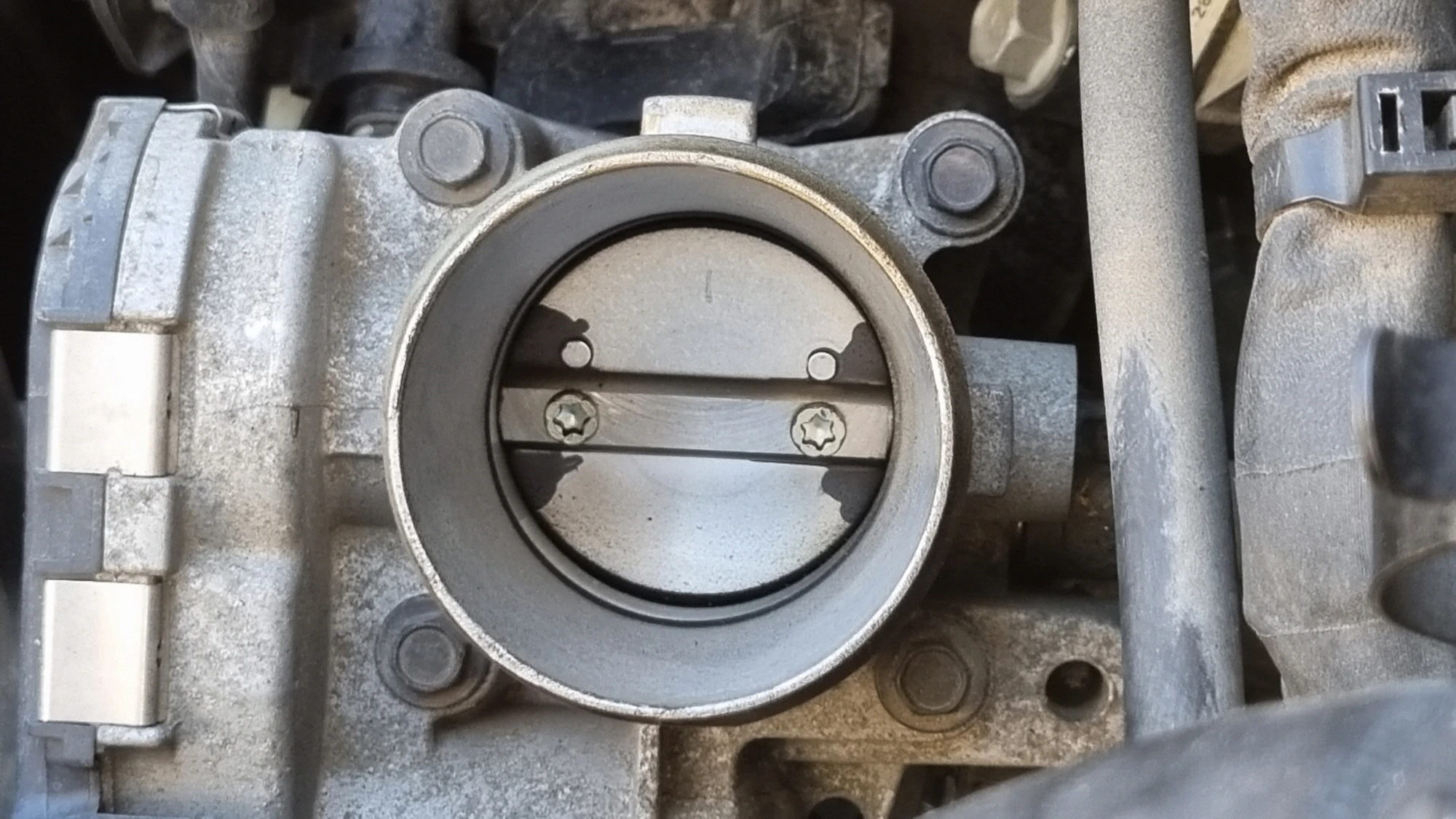 스로틀바디 고정 볼트 위치