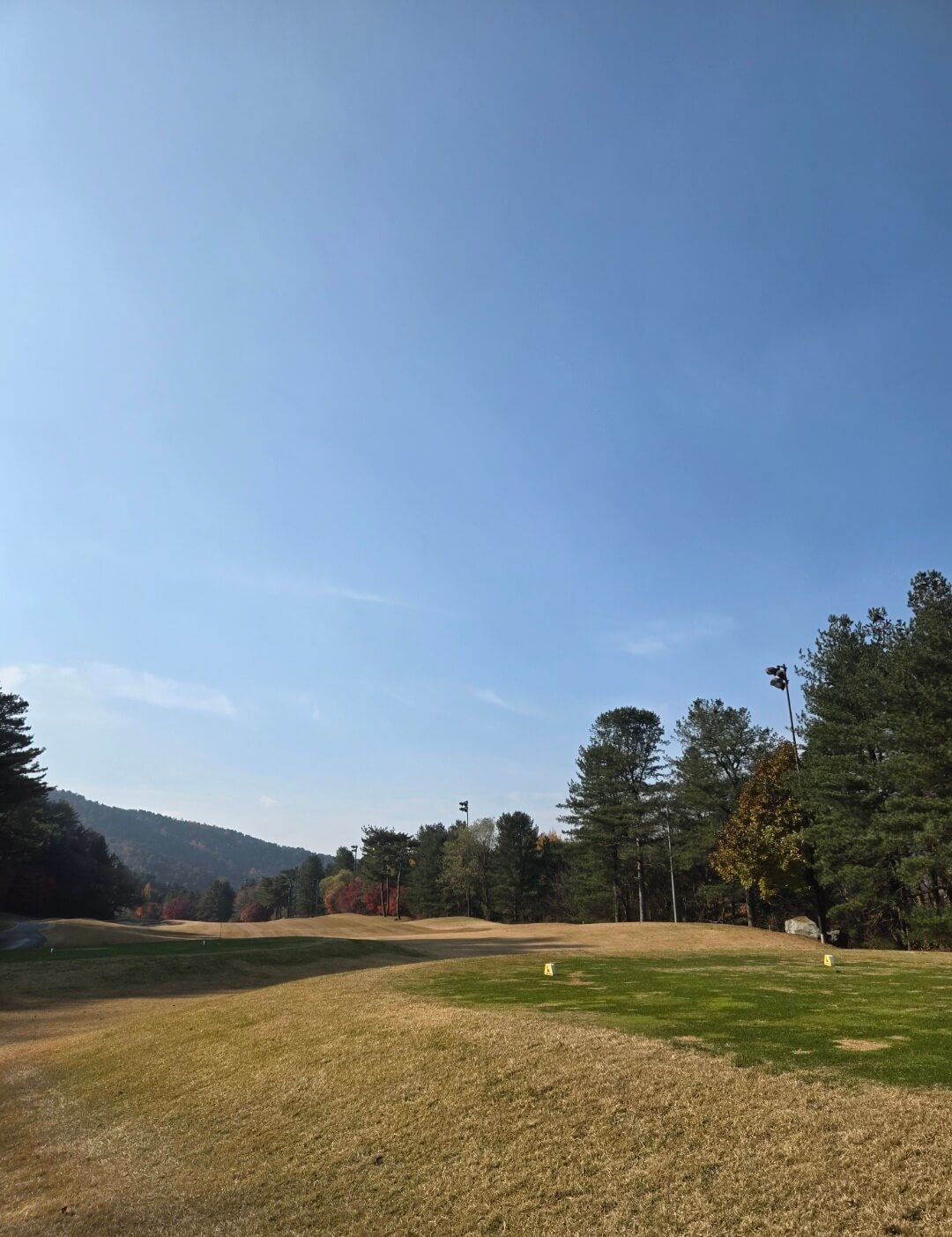 가을색으로 덮힌 넓은 페어웨이