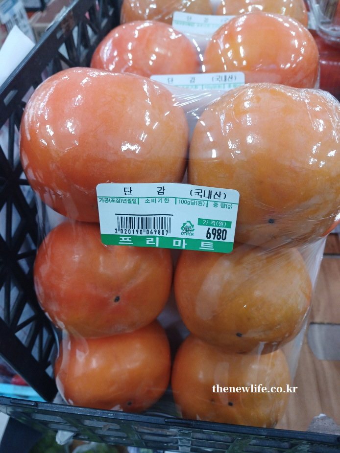 마트에서 판매 중인 국내산 단감 패키지로 단단한 식감의 단감이 진열된 모습