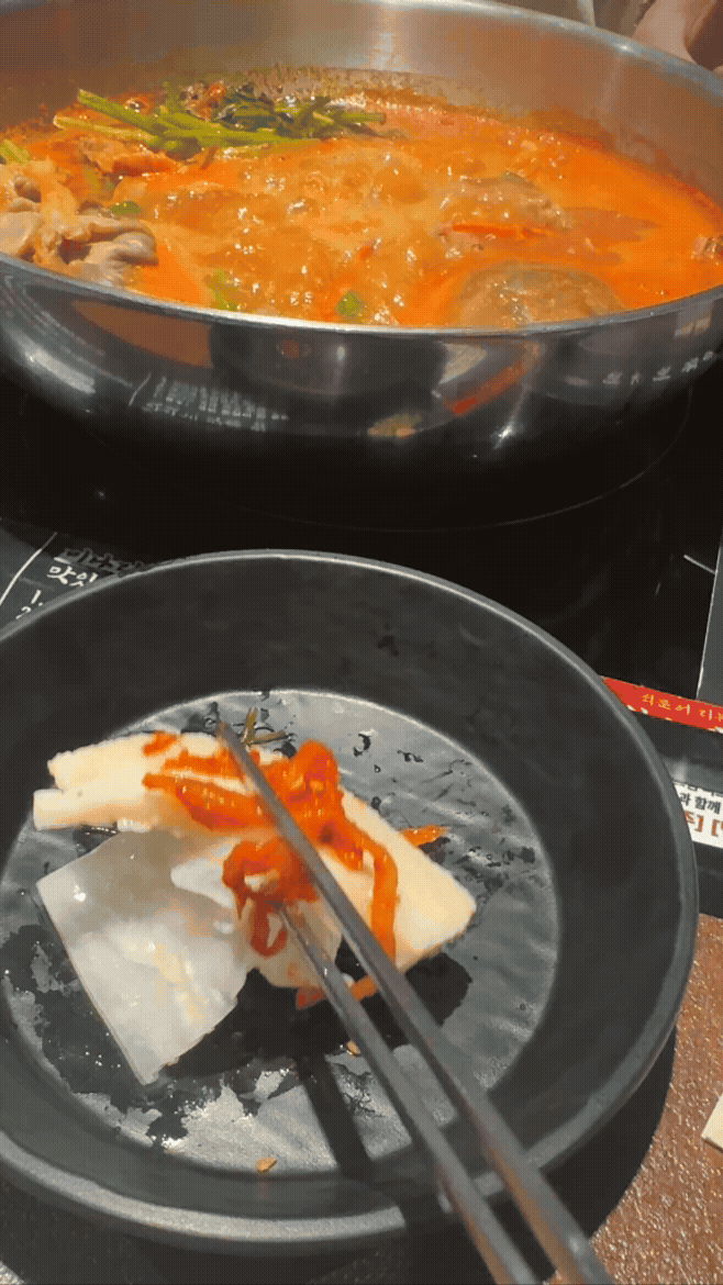 가브리살 수육에 백김치와 무말랭이를 곁들여 먹는 모습. EK's TIP 조합 중 하나