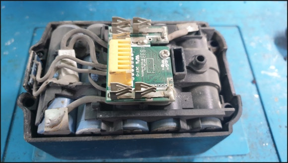 마끼다 18V 9A 배터리팩 내부