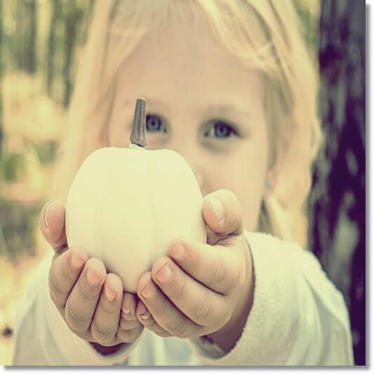 노란 단호박 들고 있는 어린이