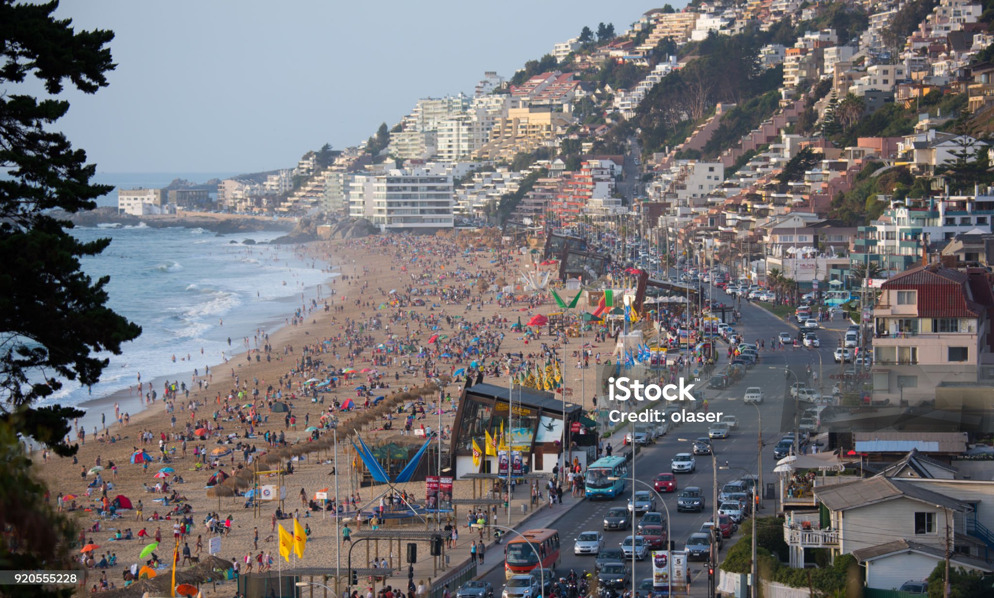 파도치는 바다와 해안가에 많은 사람들이 축제를 즐기기 위해 모여있는 사진입니다.