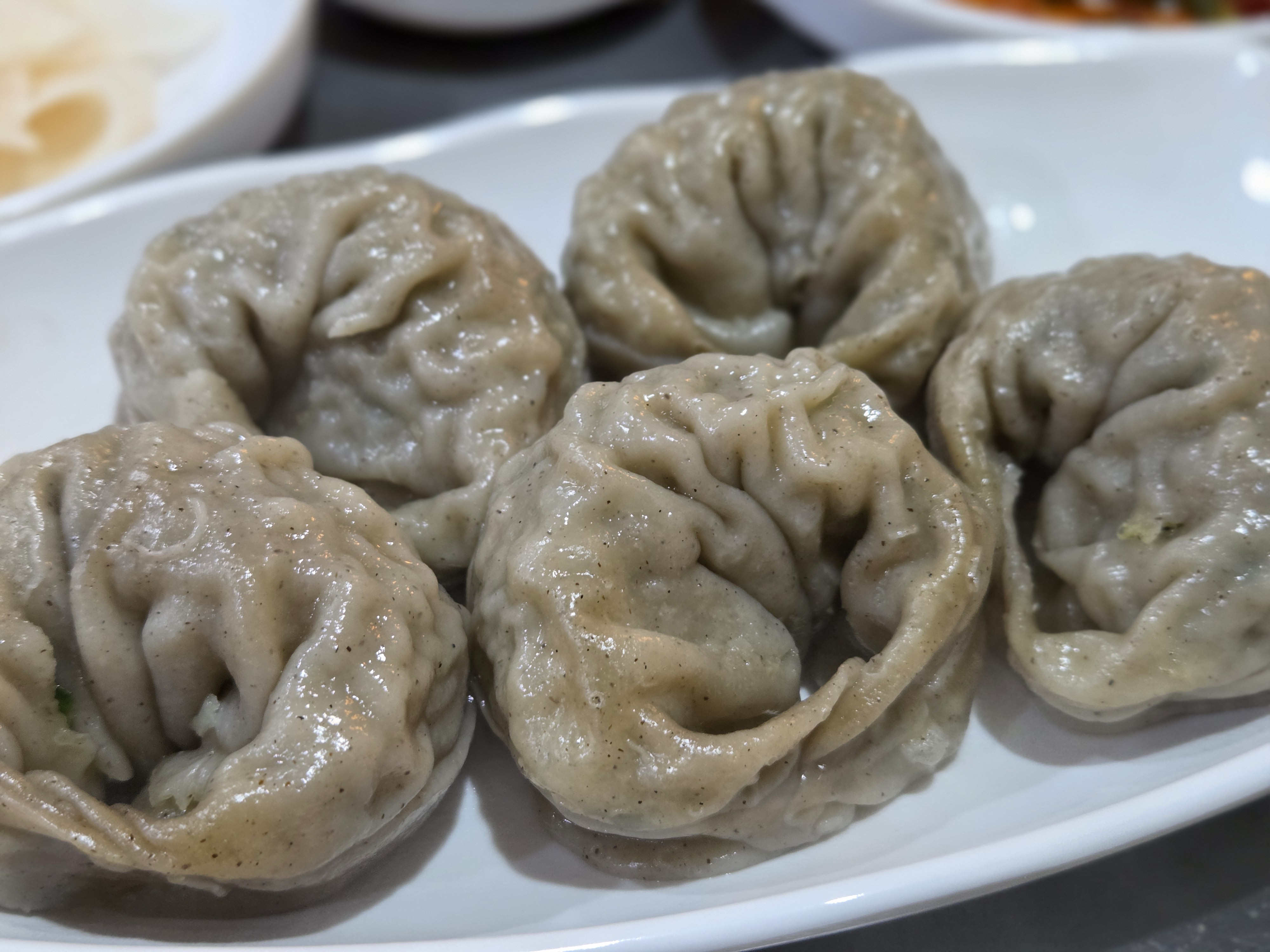 메밀왕만두 한 접시 – 쫄깃한 피와 큼직한 크기의 만두