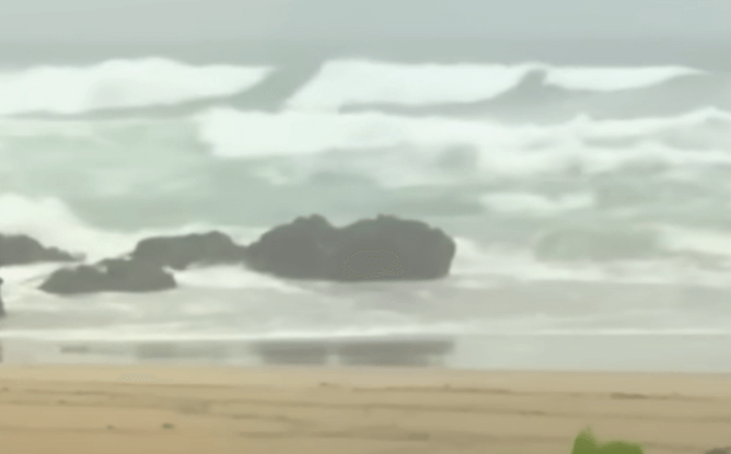 바다에 파도가 치는 장면