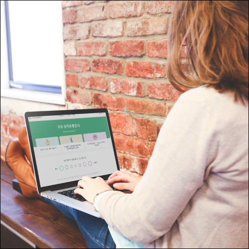 MBTI 성격 유형 검사를 하고 있는 여성