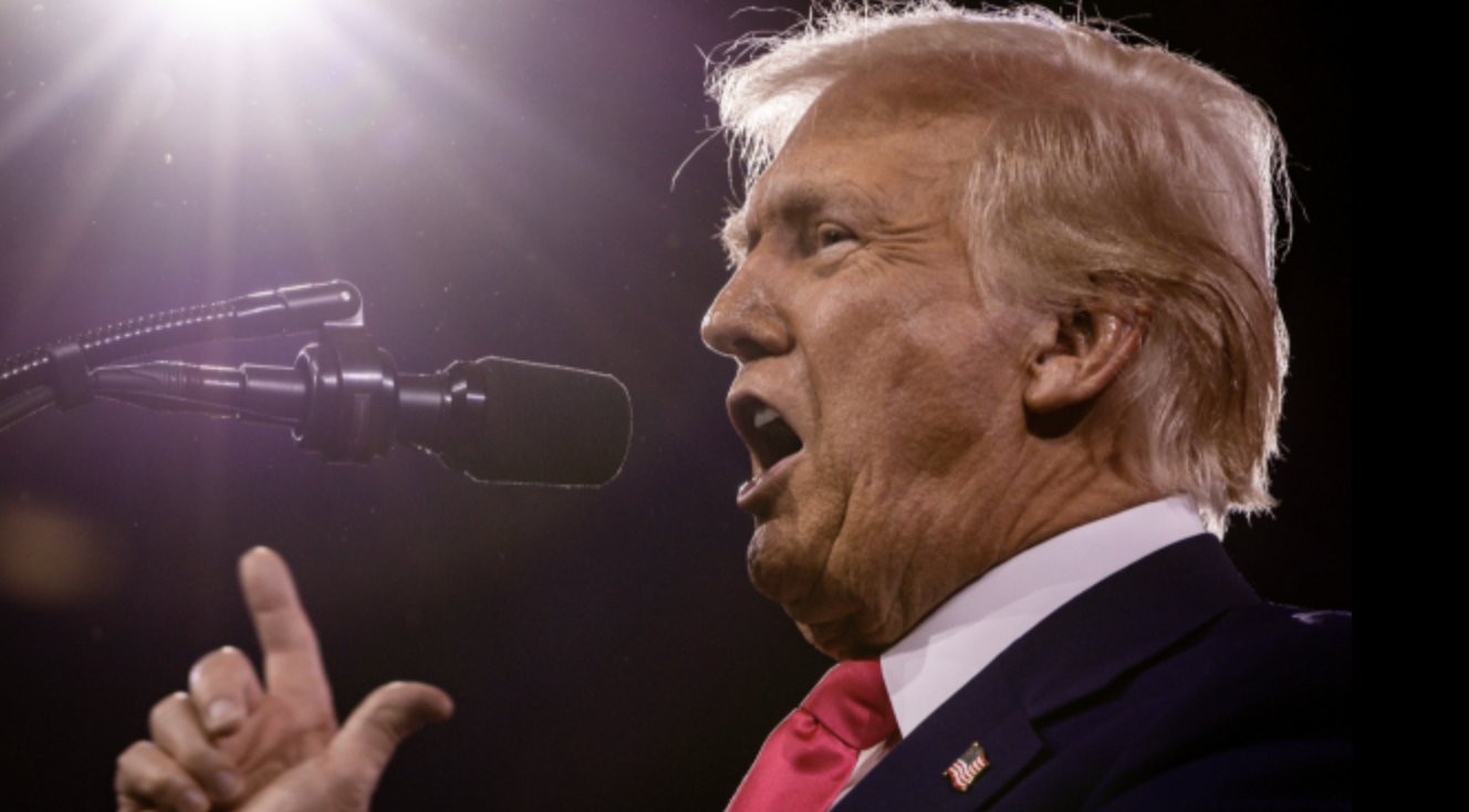 관세에 대해 연설하고 있는 트럼프의 모습