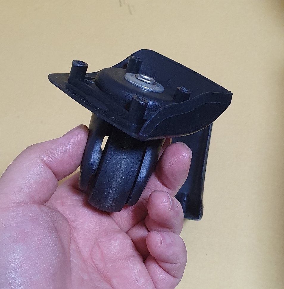 샘소나이트 캐리어 바퀴 교체하기 뒷바퀴사진2