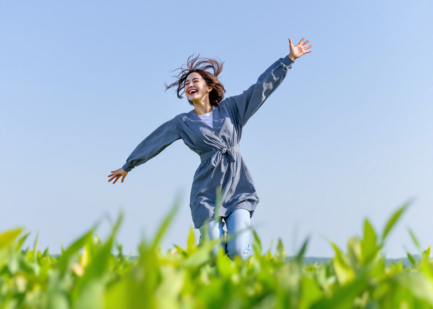 가볍게 폴짝 뛰고 있는 여성