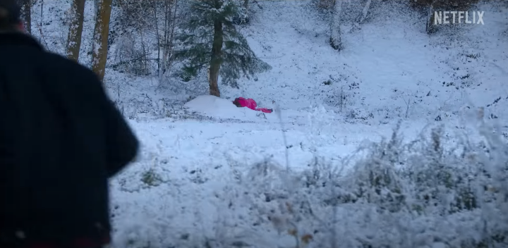낯선산에굴러떨어져있는시에라.핑크색옷이눈에띤다
