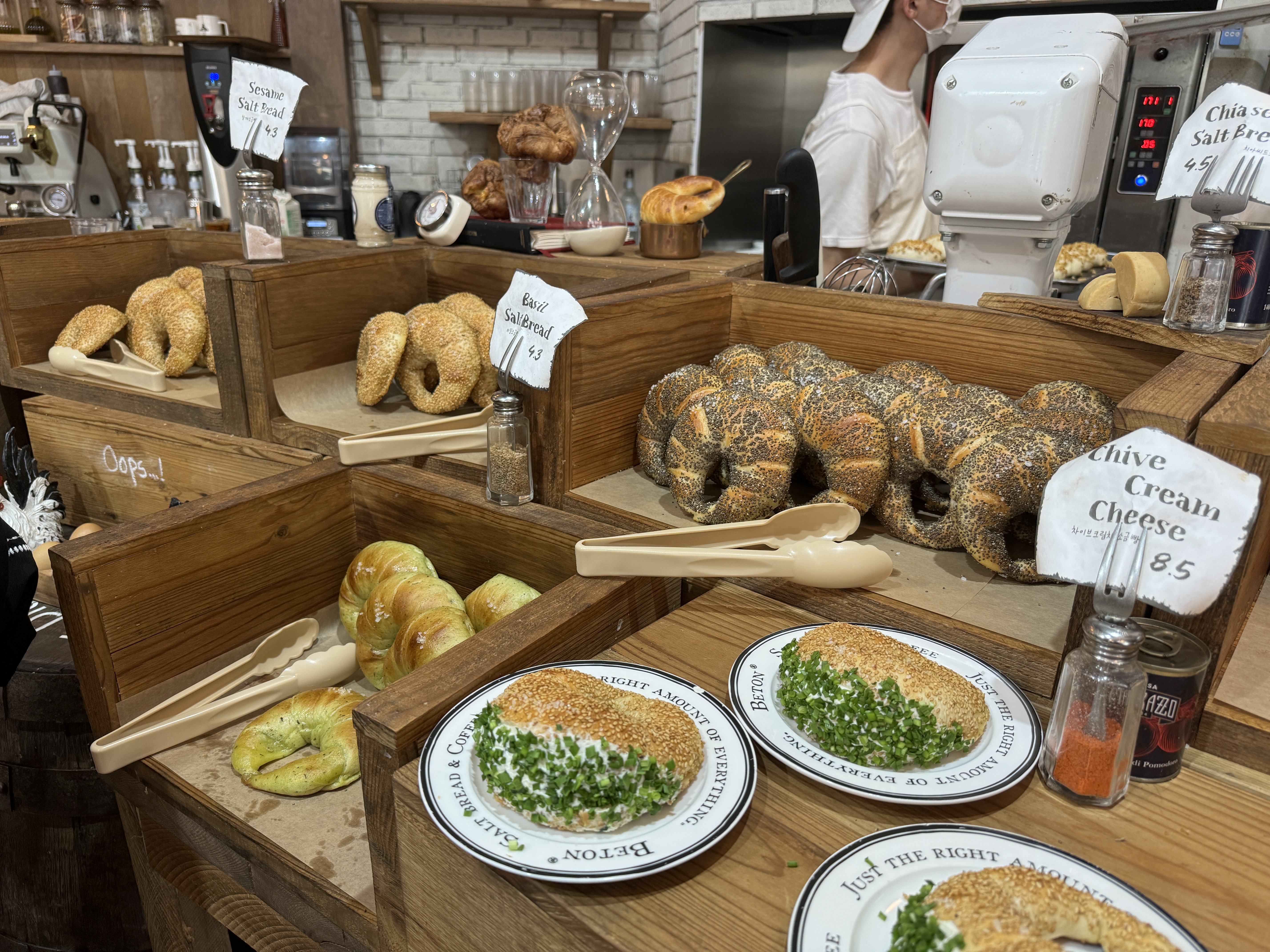 성수-빵집-베통-빵진열대-중간