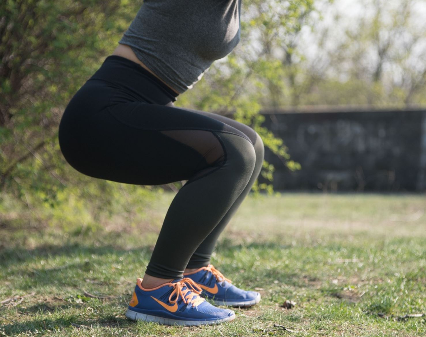 주부를 위한 홈운동 스쿼트자세 사진