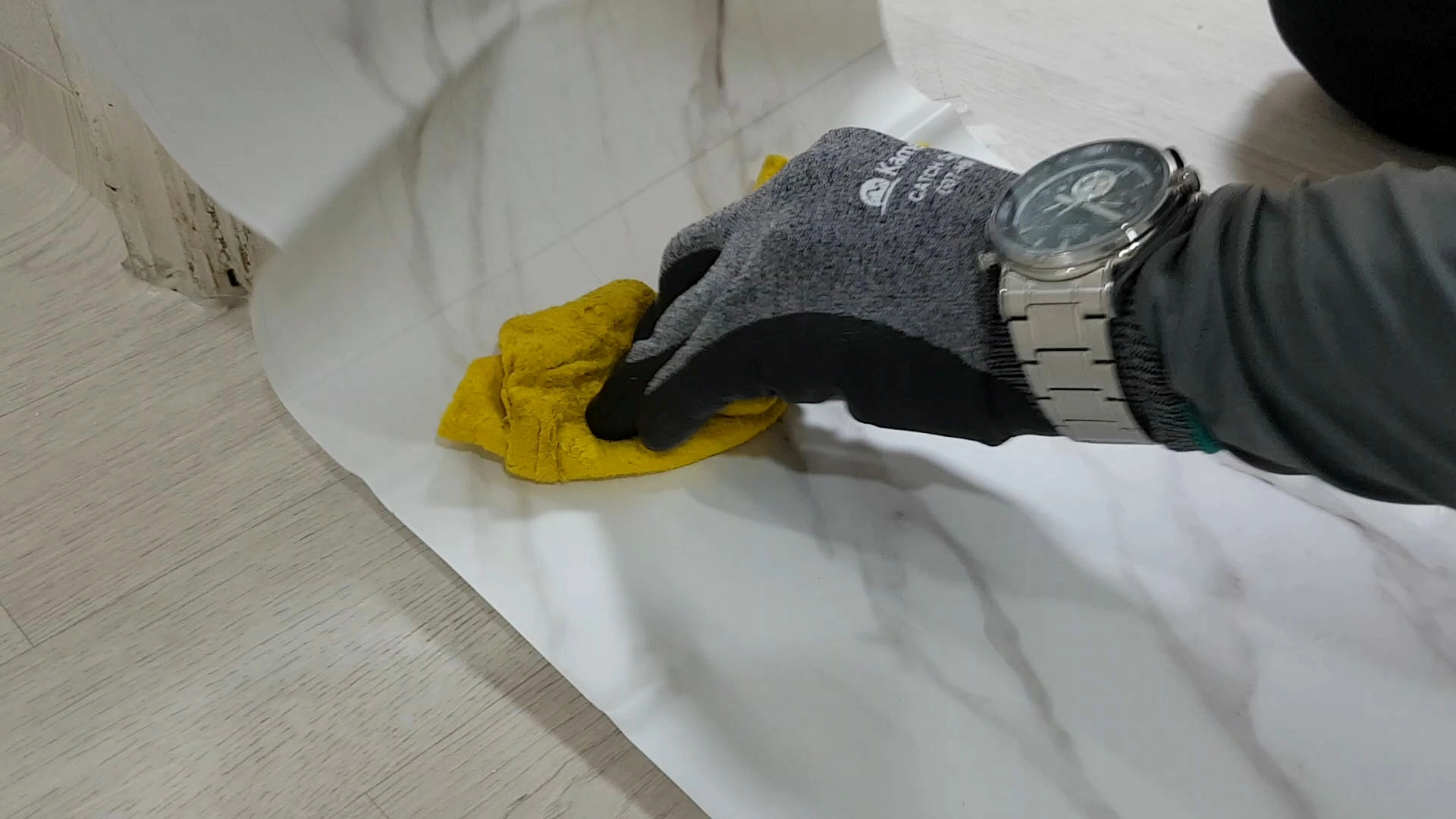 방문턱 시트지 붙이는 모습