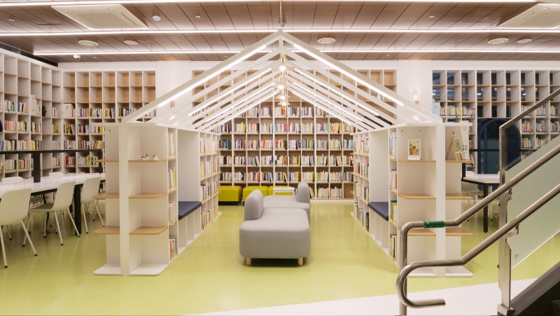 성북미디어문화마루의 현대적이고 세련된 도서관 내부모습