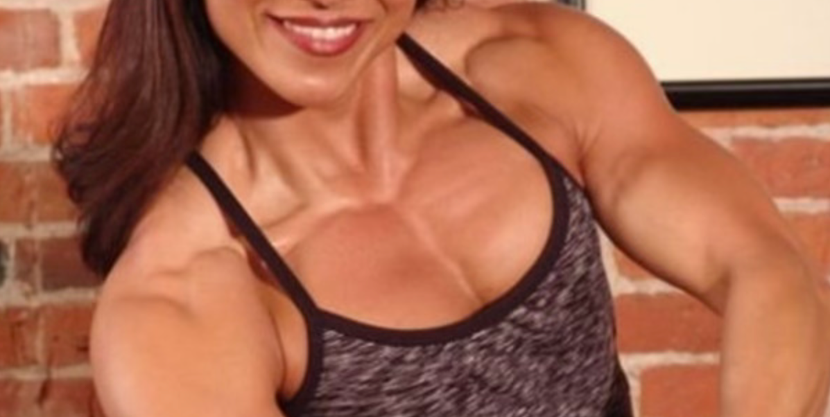 대흉근 발달한 여성