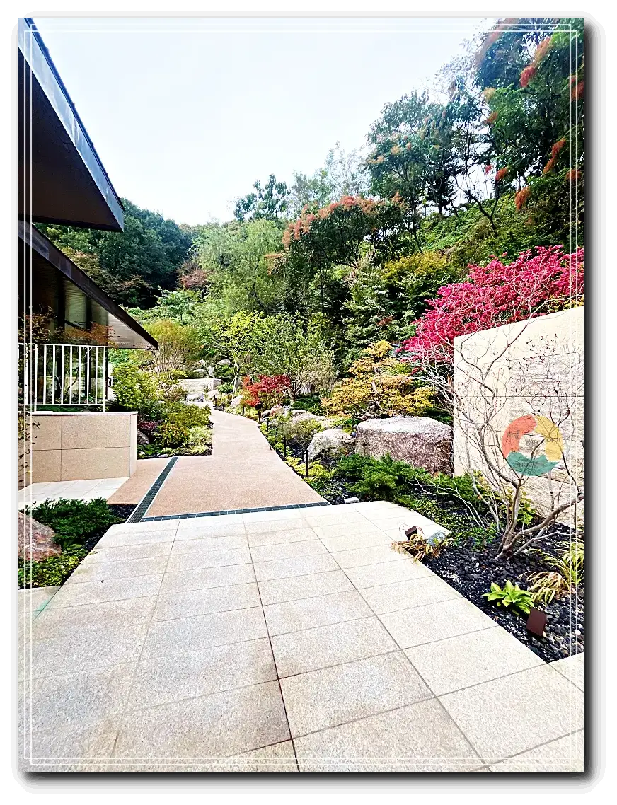 화담채_정원-붉은-꽃-나무-사진스폿