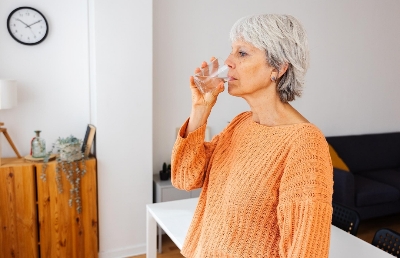 아침에 물을 마시며 건강 습관을 실천하는 모습