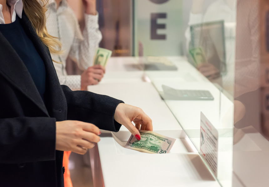 공항 환전소에서 여행자가 환전을 준비하는 모습
