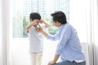 아빠가-아들을-혼내자-아들이-닭똥같은-눈물을-흘리며-울고있음