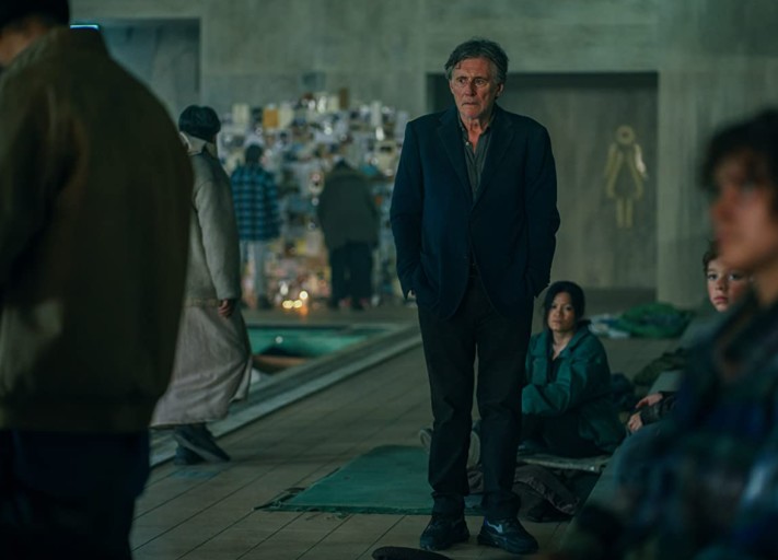 홀로 서 있는 남성의 모습