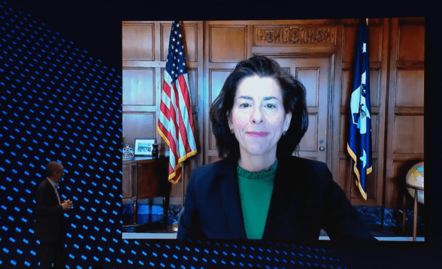 지나 러몬도 미 상무장관이 21일(현지시간) 인텔 ‘IFS 다이렉트 커넥트 2024’에서 화상으로 참석해 발표하고 있다.