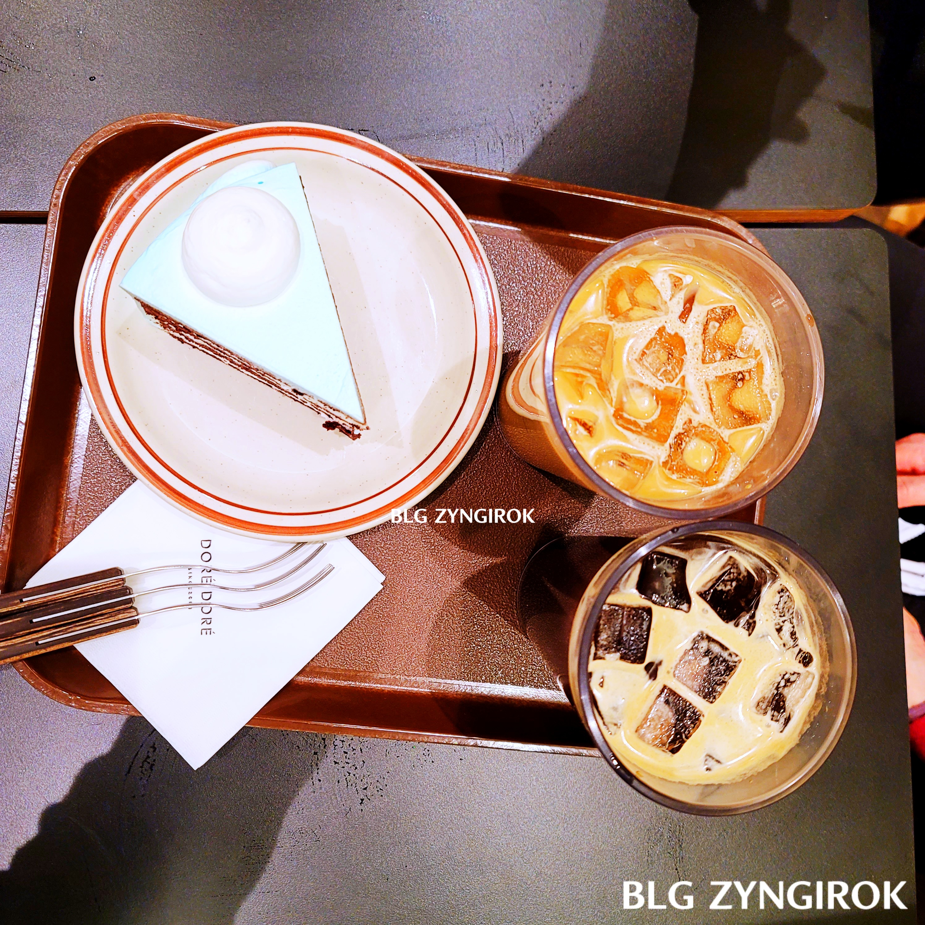 주문한-아이스아메리카노와-라뗴-그리고-하늘색-케이크를-위에서-바라본-모습이다.