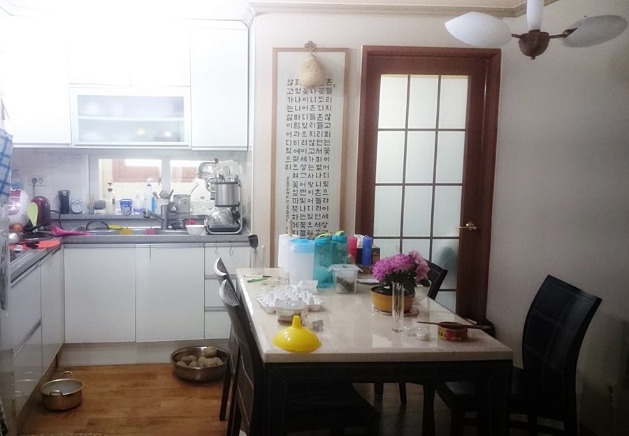 입주때부터 있었던 조명으로 식탁을 옮기고 애매해져버린 조명