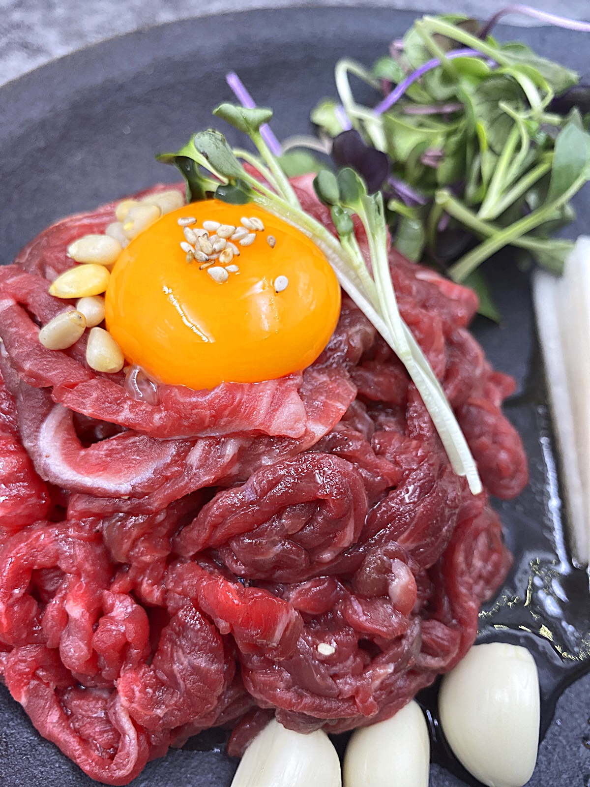 육회 한 접시 앞에서