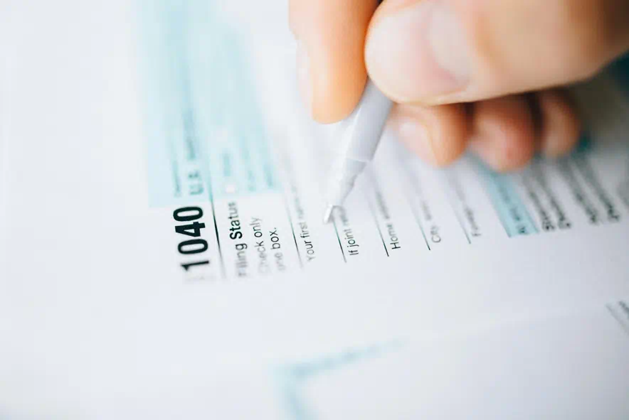 세금을 적고있는 이미지