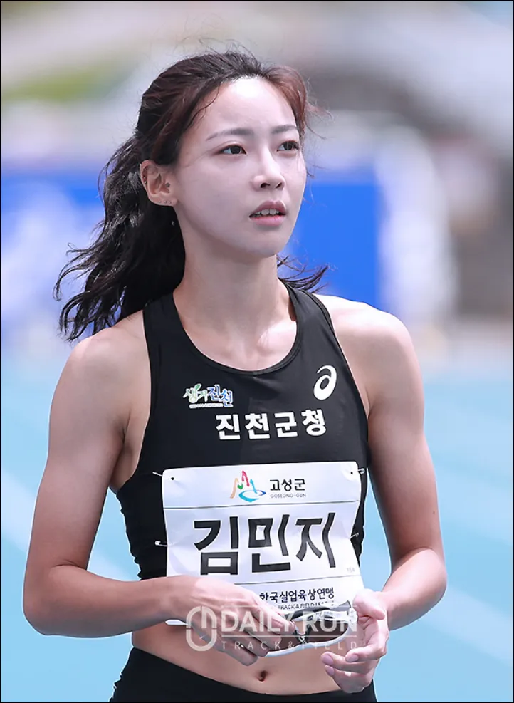 육상선수 김민지 상반신