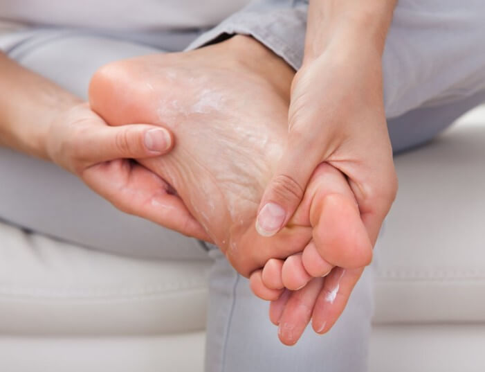 발이 아파서 발을 만지고 있는 남성