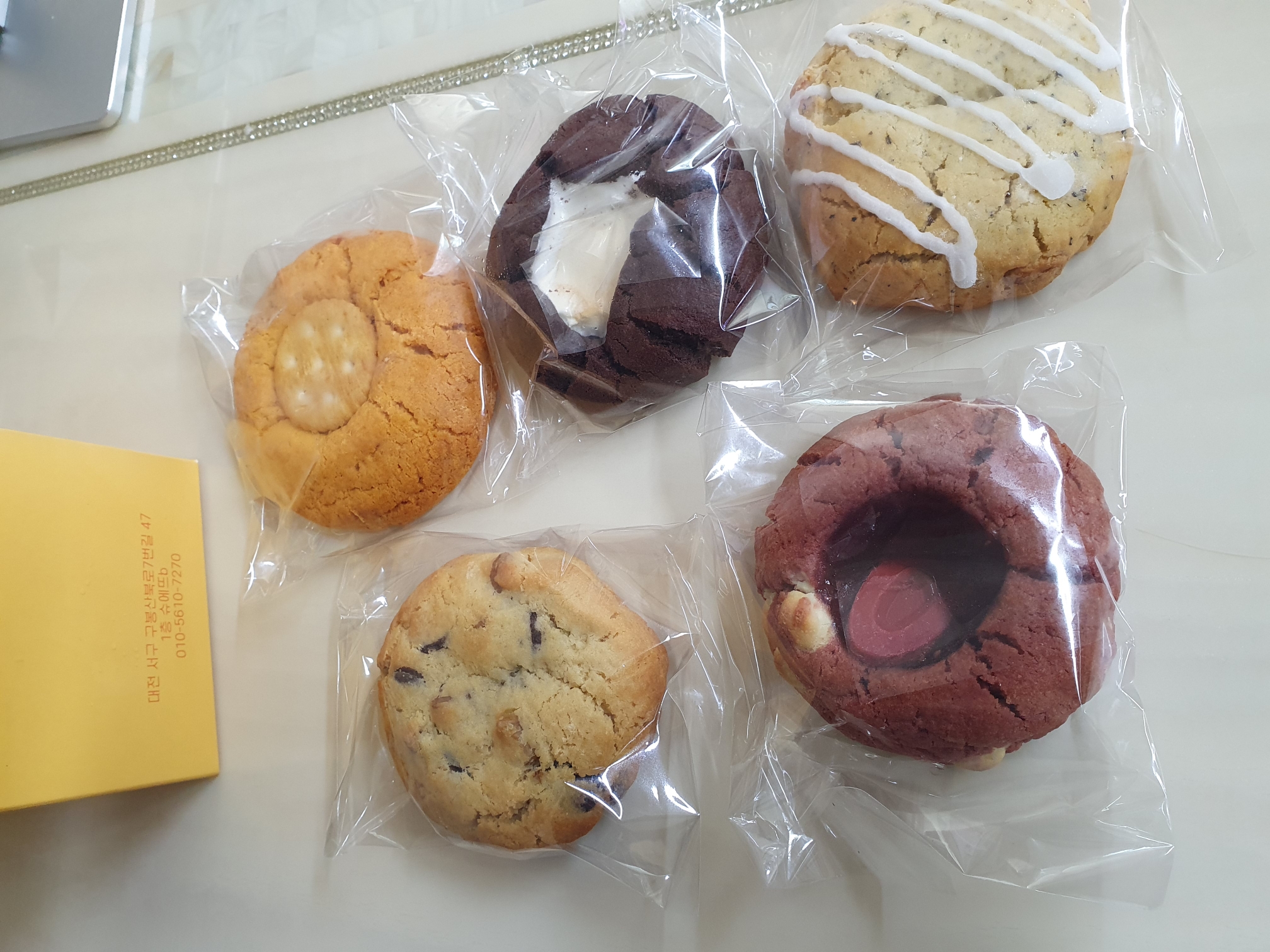 왼쪽 상단부터 황치즈, 초코스모어, 레몬얼그레이, 오리지널르뱅, 베리베리