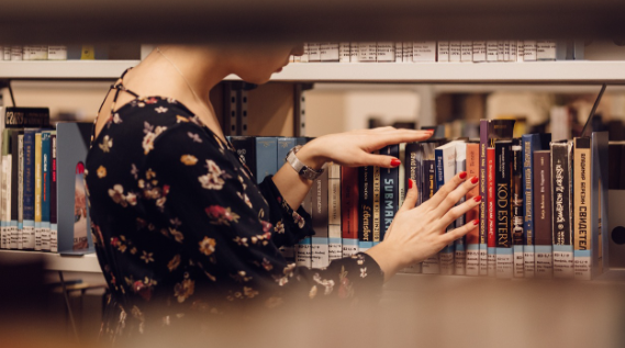 도서관에서 여학생이 책을 고르는 사진