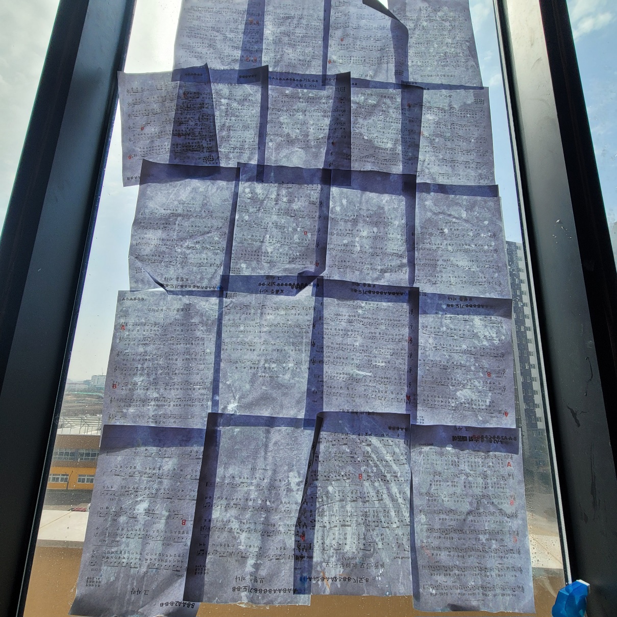 뽁뽁이 제거를 위해서 종이에 물을 뿌려준 모습